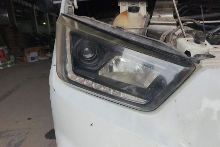 Used JMC Transit 2019 2.8T Commercial Version Long Wheelbase Mid-Roof 3-Seater Rear Single Tire China VI Emission Standard – JX493 Right Front Headlight