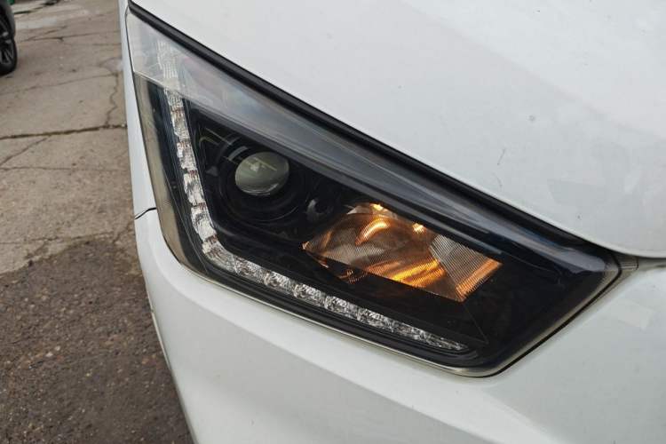 Used JMC Transit 2019 2.8T Commercial Version Long Wheelbase Mid-Roof 6-Seater Rear Single Tire China VI Emission Standard – JX493 Right Front Headlight