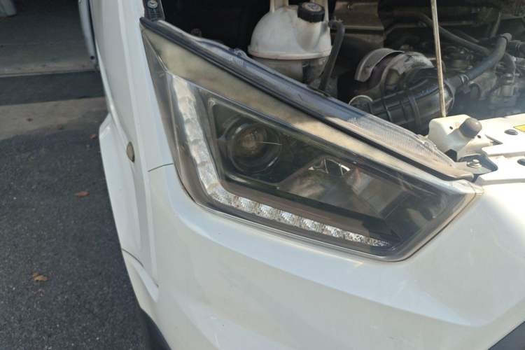 Used JMC Transit 2019 2.8T Commercial Version Long Wheelbase Mid-Roof 6-Seater Rear Single Tire China VI Emission Standard – JX493 Right Front Headlight