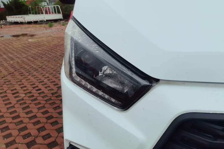 Used JMC Transit 2019 2.8T Commercial Version Short Wheelbase Mid-Roof 3-Seater China VI Standard JX493 Right Front Headlight