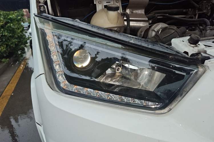 Used JMC Transit 2019 2.8T Commercial Version Long Wheelbase Mid-Roof 6-Seater Rear Single Tire China VI Emission Standard – JX493 Right Front Headlight