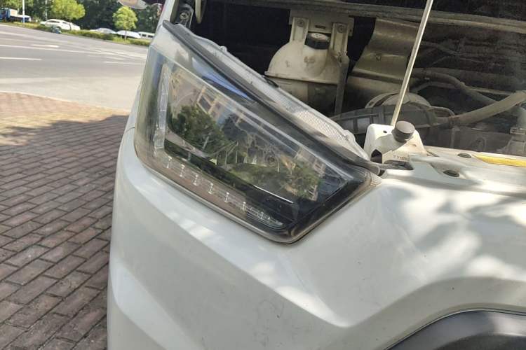 Used JMC Transit 2019 2.8T Commercial Version Long Wheelbase Mid-Roof 6-Seater Rear Single Tire China VI Emission Standard – JX493 Right Front Headlight
