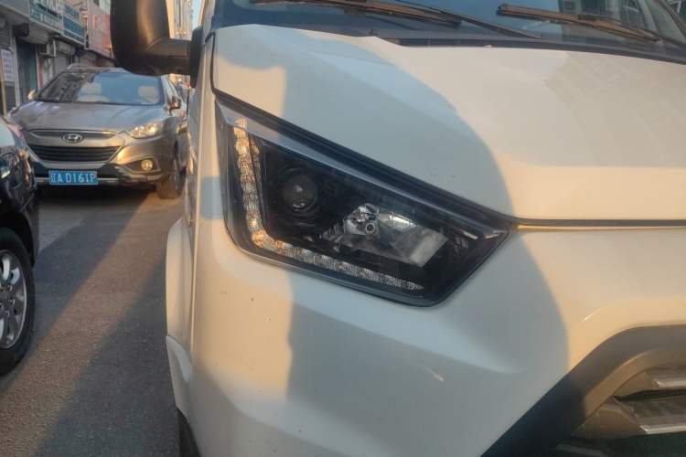 Used JMC Transit 2019 2.8T Commercial Version Short Wheelbase Mid-Roof 6-Seater China VI JX493 Right Front Headlight