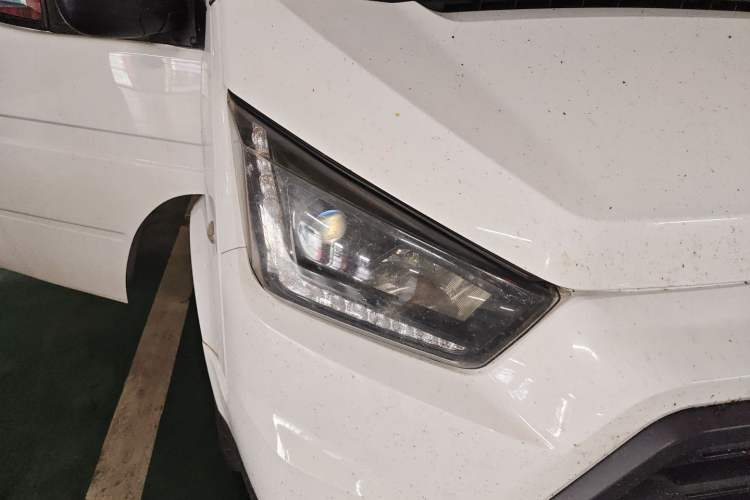 Used JMC Transit 2019 2.8T Commercial Version Short Wheelbase Mid-Roof 6-Seater China VI JX493 Right Front Headlight