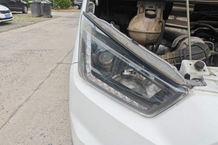 Used JMC Transit 2019 2.8T Commercial Version Short Wheelbase Mid-Roof 3-Seater China VI Standard JX493 Right Front Headlight