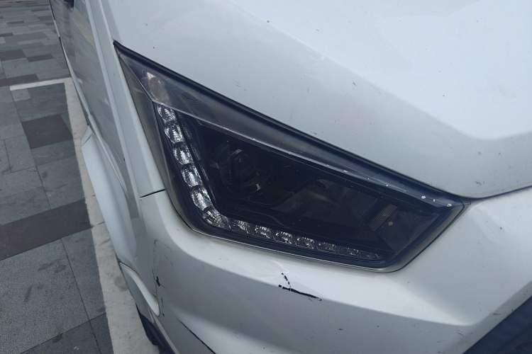 Used JMC Transit 2019 2.8T Commercial Version Short Wheelbase Low Roof 6-Seater China VI Emission Standard JX493 Right Front Headlight