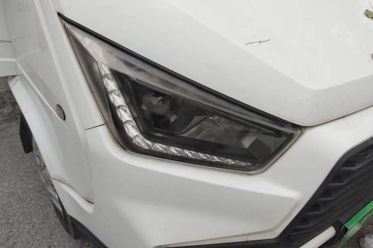 Used JMC Transit 2019 2.8T Commercial Version Long Wheelbase Mid-Roof 3-Seater Rear Single Tire China VI Emission Standard – JX493 Right Front Headlight