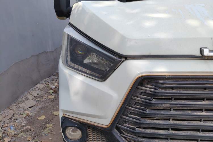 Used JMC Transit 2019 2.8T Commercial Version Long Wheelbase Mid-Roof 6-Seater Rear Single Tire China VI Emission Standard – JX493 Right Front Headlight