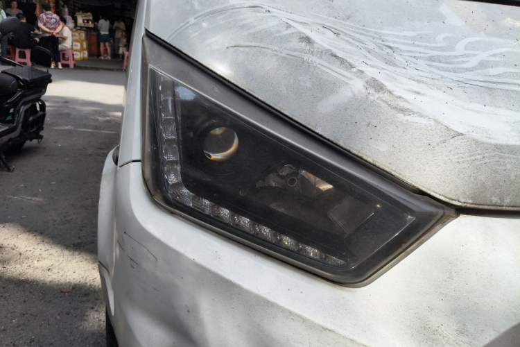 Used JMC Transit 2019 2.8T Commercial Version Long Wheelbase Mid-Roof 6-Seater Rear Single Tire China VI Emission Standard – JX493 Right Front Headlight