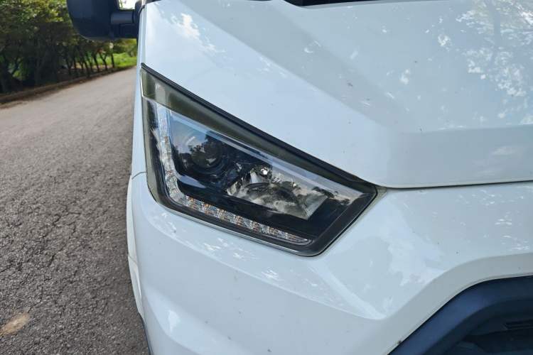 Used JMC Transit 2019 2.8T Commercial Version Short Wheelbase Mid-Roof 3-Seater China VI Standard JX493 Right Front Headlight