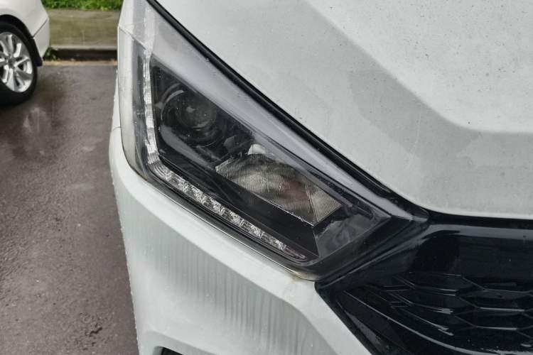 Used JMC Transit 2019 2.8T Commercial Version Short Wheelbase Mid-Roof 6-Seater China VI JX493 Right Front Headlight