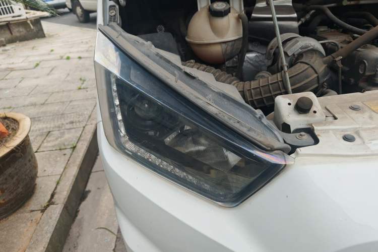 Used JMC Transit 2019 2.8T Commercial Version Short Wheelbase Mid-Roof 6-Seater China VI JX493 Right Front Headlight
