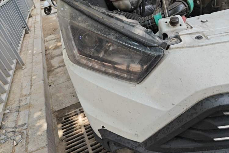 Used JMC Transit 2019 2.8T Commercial Version Long Wheelbase Mid-Roof 6-Seater Rear Single Tire China VI Emission Standard – JX493 Right Front Headlight