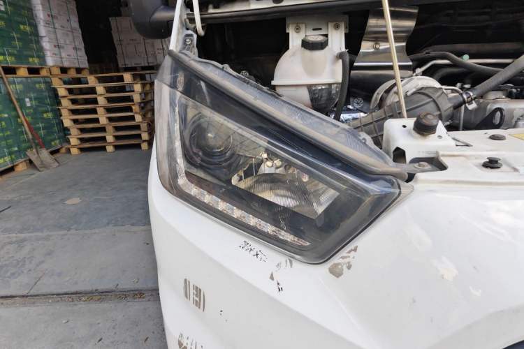 Used JMC Transit 2019 2.8T Commercial Version Short Wheelbase Mid-Roof 6-Seater China VI JX493 Right Front Headlight