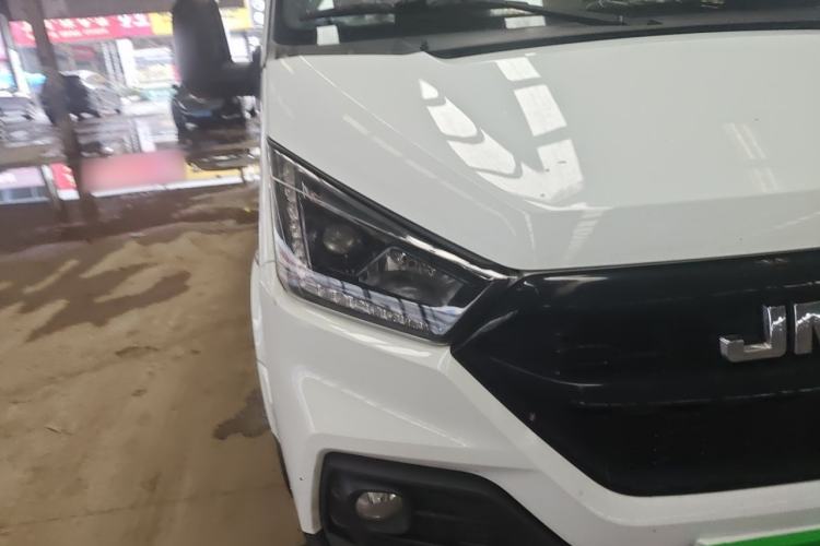 Used JMC Transit 2019 2.8T Commercial Version Long Wheelbase Mid-Roof 3-Seater Rear Single Tire China VI Emission Standard – JX493 Right Front Headlight