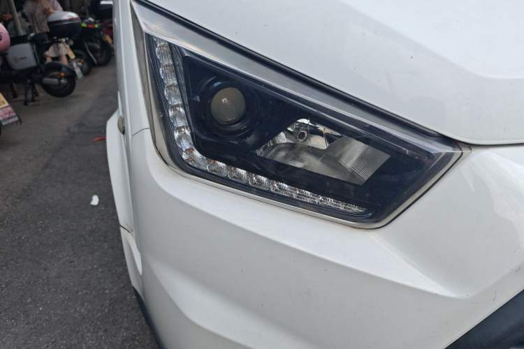 Used JMC Transit 2019 2.8T Commercial Version Short Wheelbase Mid-Roof 6-Seater China VI JX493 Right Front Headlight