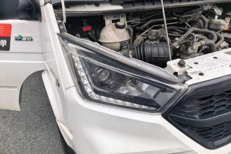 Used JMC Transit 2019 2.8T Commercial Version Long Wheelbase Mid-Roof 6-Seater Rear Single Tire China VI Emission Standard – JX493 Right Front Headlight