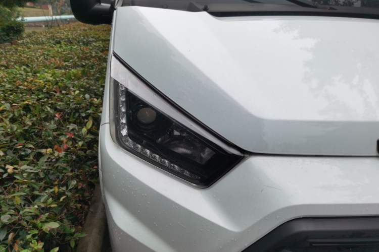 Used JMC Transit 2019 2.8T Commercial Version Short Wheelbase Mid-Roof 6-Seater China VI JX493 Right Front Headlight
