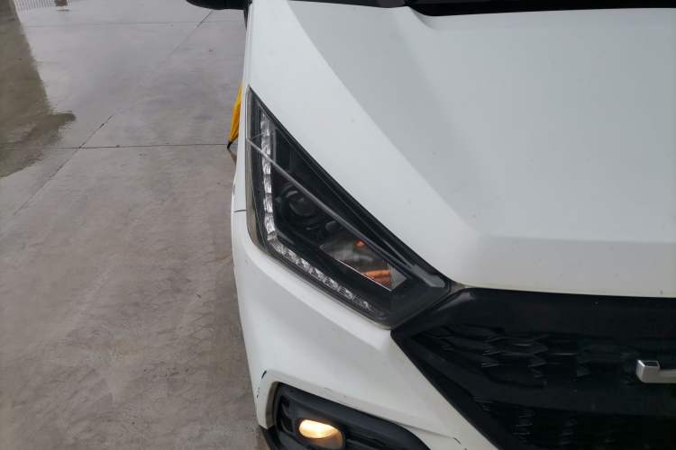Used JMC Transit 2019 2.8T Commercial Version Short Wheelbase Mid-Roof 6-Seater China VI JX493 Right Front Headlight
