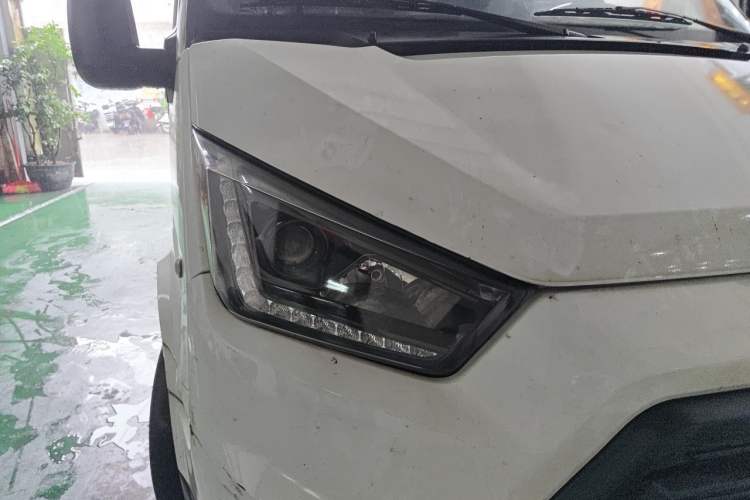 Used JMC Transit 2019 2.8T Commercial Version Short Wheelbase Mid-Roof 6-Seater China VI JX493 Right Front Headlight