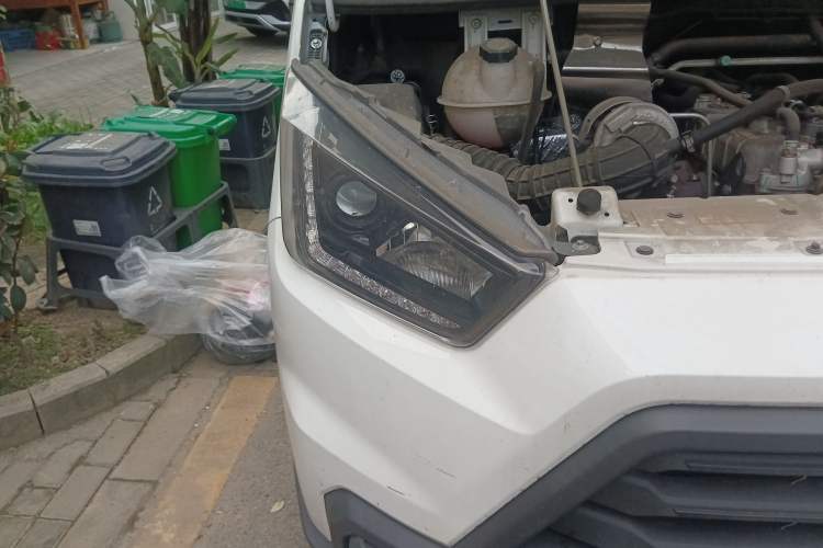Used JMC Transit 2019 2.8T Commercial Version Short Wheelbase Mid-Roof 6-Seater China VI JX493 Right Front Headlight
