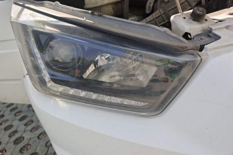 Used JMC Transit 2019 2.8T Commercial Version Long Wheelbase Mid-Roof 6-Seater Rear Single Tire China VI Emission Standard – JX493 Right Front Headlight