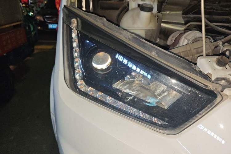 Used JMC Transit 2019 2.8T Commercial Version Short Wheelbase Mid-Roof 6-Seater China VI JX493 Right Front Headlight