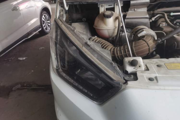Used JMC Transit 2019 2.8T Commercial Version Short Wheelbase Mid-Roof 6-Seater China VI JX493 Right Front Headlight