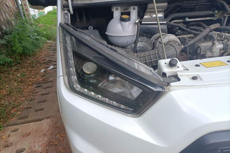 Used JMC Transit 2019 2.8T Commercial Version Short Wheelbase Mid-Roof 6-Seater China VI JX493 Right Front Headlight