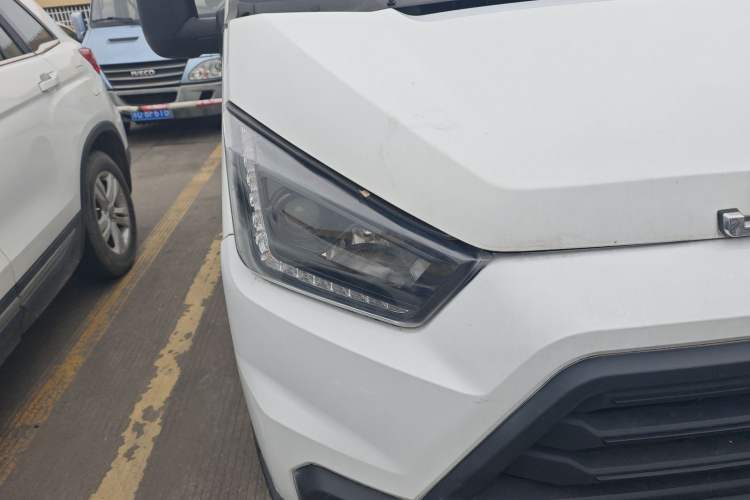 Used JMC Transit 2019 2.8T Commercial Version Short Wheelbase Mid-Roof 3-Seater China VI Standard JX493 Right Front Headlight