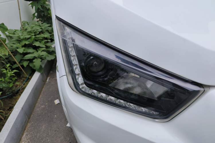 Used JMC Transit 2019 2.8T Commercial Version Short Wheelbase Mid-Roof 6-Seater China VI JX493 Right Front Headlight