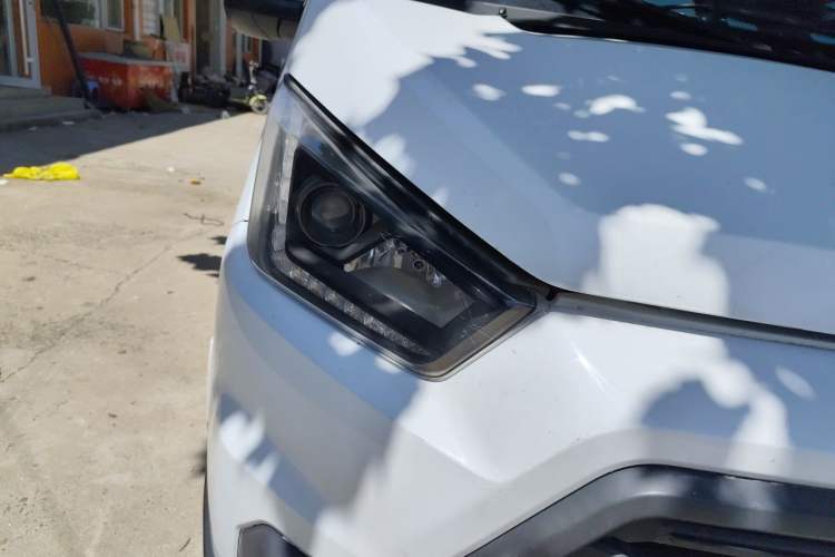 Used JMC Transit 2019 2.8T Commercial Version Long Wheelbase Mid-Roof 3-Seater Rear Single Tire China VI Emission Standard – JX493 Right Front Headlight