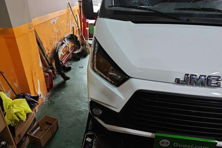 Used JMC Transit 2019 2.8T Commercial Version Short Wheelbase Mid-Roof 6-Seater China VI JX493 Right Front Headlight