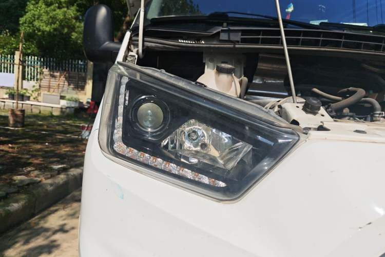 Used JMC Transit 2019 2.8T Commercial Version Short Wheelbase Mid-Roof 6-Seater China VI JX493 Right Front Headlight