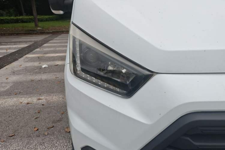 Used JMC Transit 2019 2.8T Commercial Version Short Wheelbase Mid-Roof 6-Seater China VI JX493 Right Front Headlight