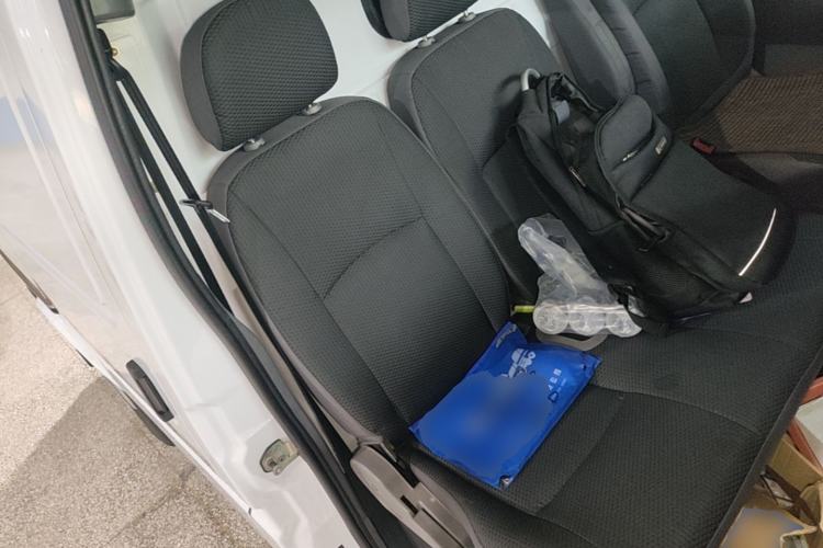 Used JMC Transit 2019 2.8T Commercial Version Short Wheelbase Mid-Roof 3-Seater China VI Standard JX493 Right Front Seat