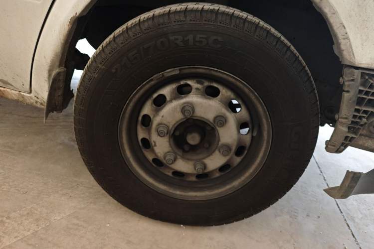 Used JMC Transit 2019 2.8T Commercial Version Short Wheelbase Mid-Roof 6-Seater China VI JX493 Right Front Wheel Hub
