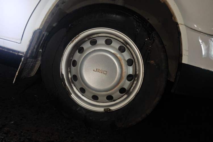 Used JMC Transit 2019 2.8T Commercial Version Long Wheelbase Mid-Roof 6-Seater Rear Single Tire China VI Emission Standard – JX493 Right Front Wheel Hub