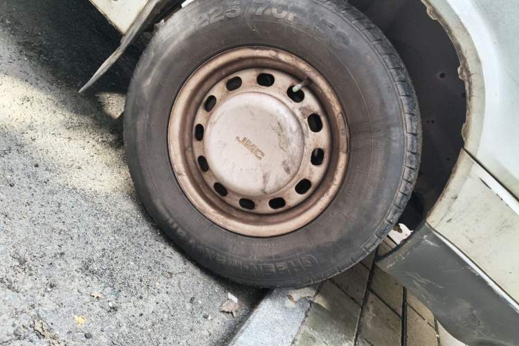 Used JMC Transit 2019 2.8T Commercial Version Long Wheelbase Mid-Roof 6-Seater Rear Single Tire China VI Emission Standard – JX493 Right Front Wheel Hub