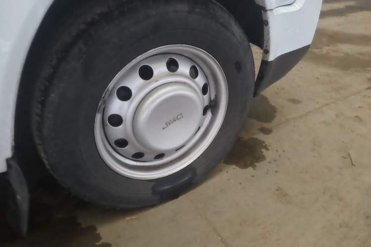 Used JMC Transit 2019 2.8T Commercial Version Long Wheelbase Mid-Roof 3-Seater Rear Single Tire China VI Emission Standard – JX493 Right Front Wheel Hub