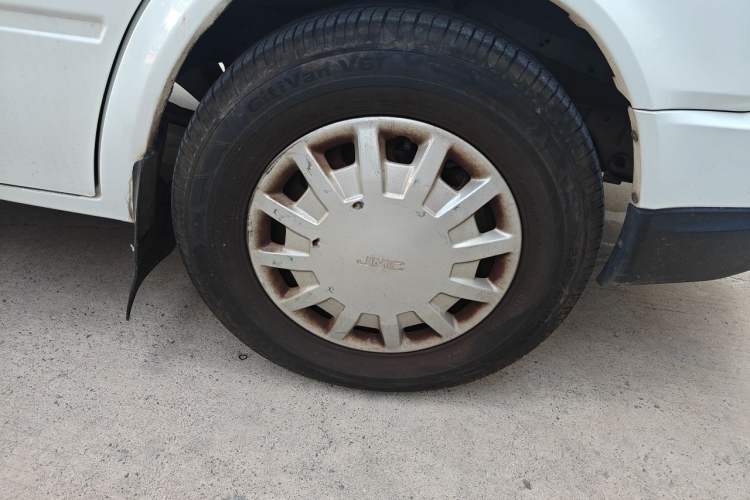 Used JMC Transit 2019 2.8T Commercial Version Long Wheelbase Mid-Roof 6-Seater Rear Single Tire China VI Emission Standard – JX493 Right Front Wheel Hub