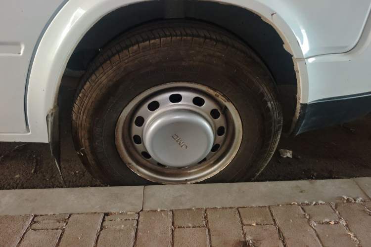 Used JMC Transit 2019 2.8T Commercial Version Long Wheelbase Mid-Roof 6-Seater Rear Single Tire China VI Emission Standard – JX493 Right Front Wheel Hub