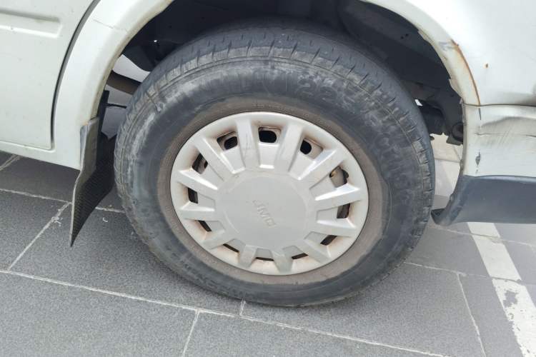 Used JMC Transit 2019 2.8T Commercial Version Long Wheelbase Mid-Roof 6-Seater Rear Single Tire China VI Emission Standard – JX493 Right Front Wheel Hub