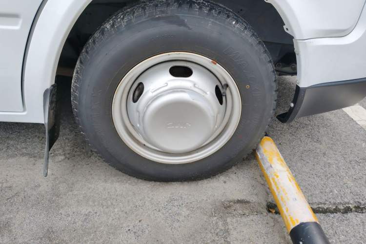 Used JMC Transit  Right Front Wheel Hub