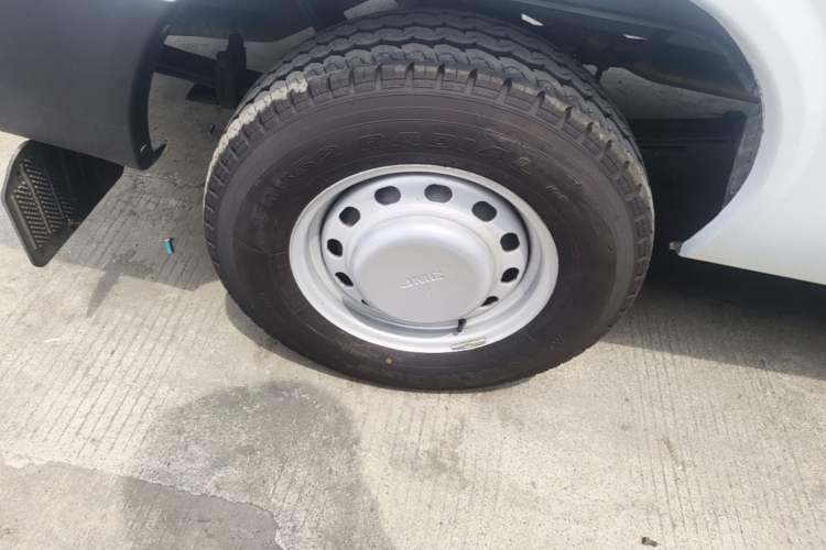 Used JMC Transit 2019 2.8T Commercial Version Long Wheelbase Mid-Roof 6-Seater Rear Single Tire China VI Emission Standard – JX493 Right Rear Wheel Hub