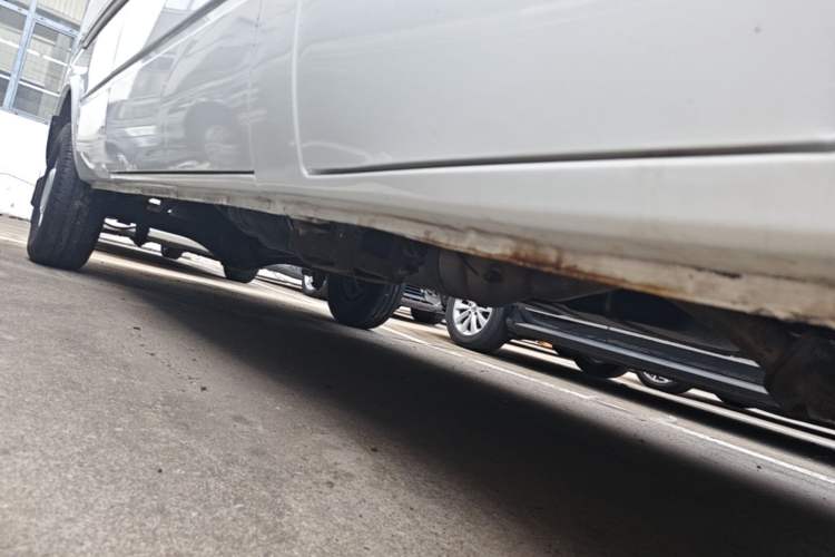 Used JMC Transit 2019 2.8T Commercial Version Long Wheelbase Mid-Roof 3-Seater Rear Single Tire China VI Emission Standard – JX493 Right Side Sill