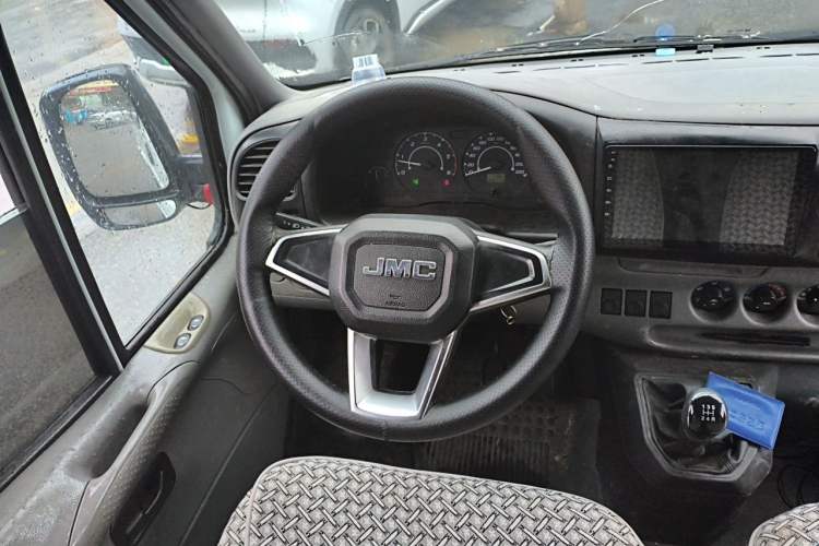 Used JMC Transit 2019 2.8T Commercial Version Long Wheelbase Mid-Roof 6-Seater Rear Single Tire China VI Emission Standard – JX493 Steering Wheel