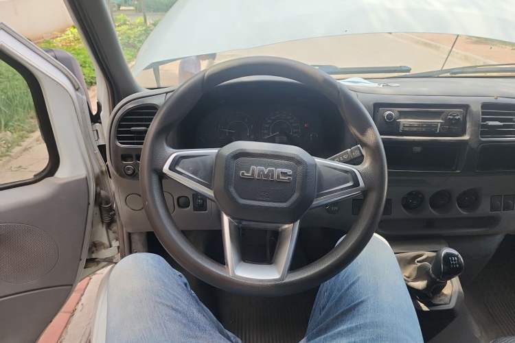 Used JMC Transit 2019 2.8T Commercial Version Short Wheelbase Low Roof 6-Seater China VI Emission Standard JX493 Steering Wheel