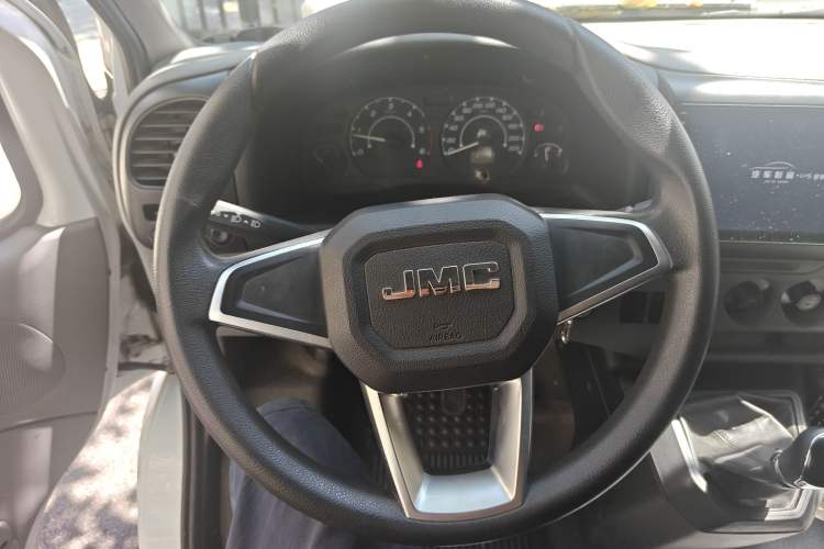 Used JMC Transit 2019 2.8T Commercial Version Long Wheelbase Mid-Roof 6-Seater Rear Single Tire China VI Emission Standard – JX493 Steering Wheel
