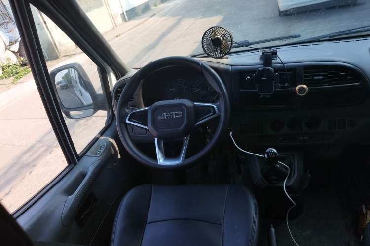 Used JMC Transit 2019 2.8T Commercial Version Long Wheelbase Mid-Roof 6-Seater Rear Single Tire China VI Emission Standard – JX493 Steering Wheel